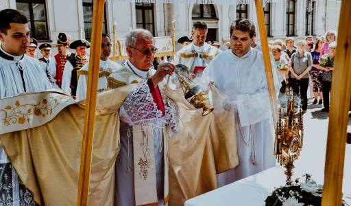 Biskup Križić na Tijelovo u Gospiću: “Euharistija nam je darovana kao snaga i lijek na našem životnom putu”