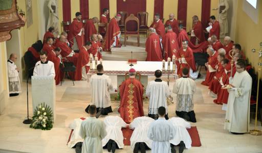 Biskup Križić u gospićkoj katedrali zaredio trojicu đakona i jednog svećenika